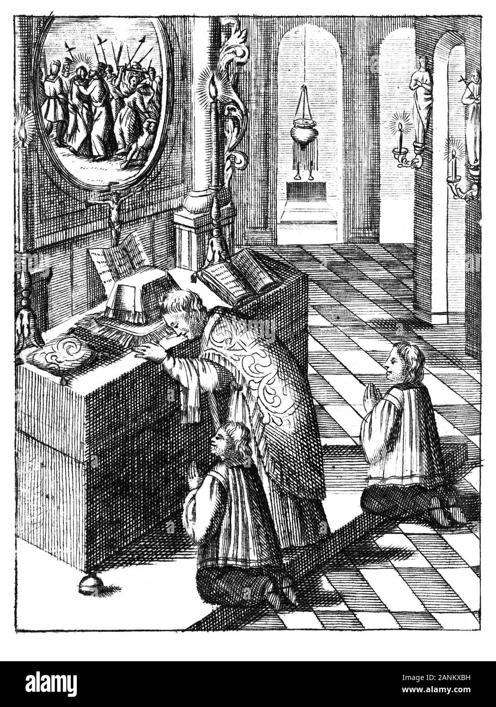 Antichi religiosi vintage incisione o disegno del sacerdote orante e due chierichetti in chiesa a celebrare la Messa. Illustrazione dal libro Die Betrubte und noch Ihrem Beliebten..., Impero Austriaco,1716. Artista sconosciuto. Foto Stock