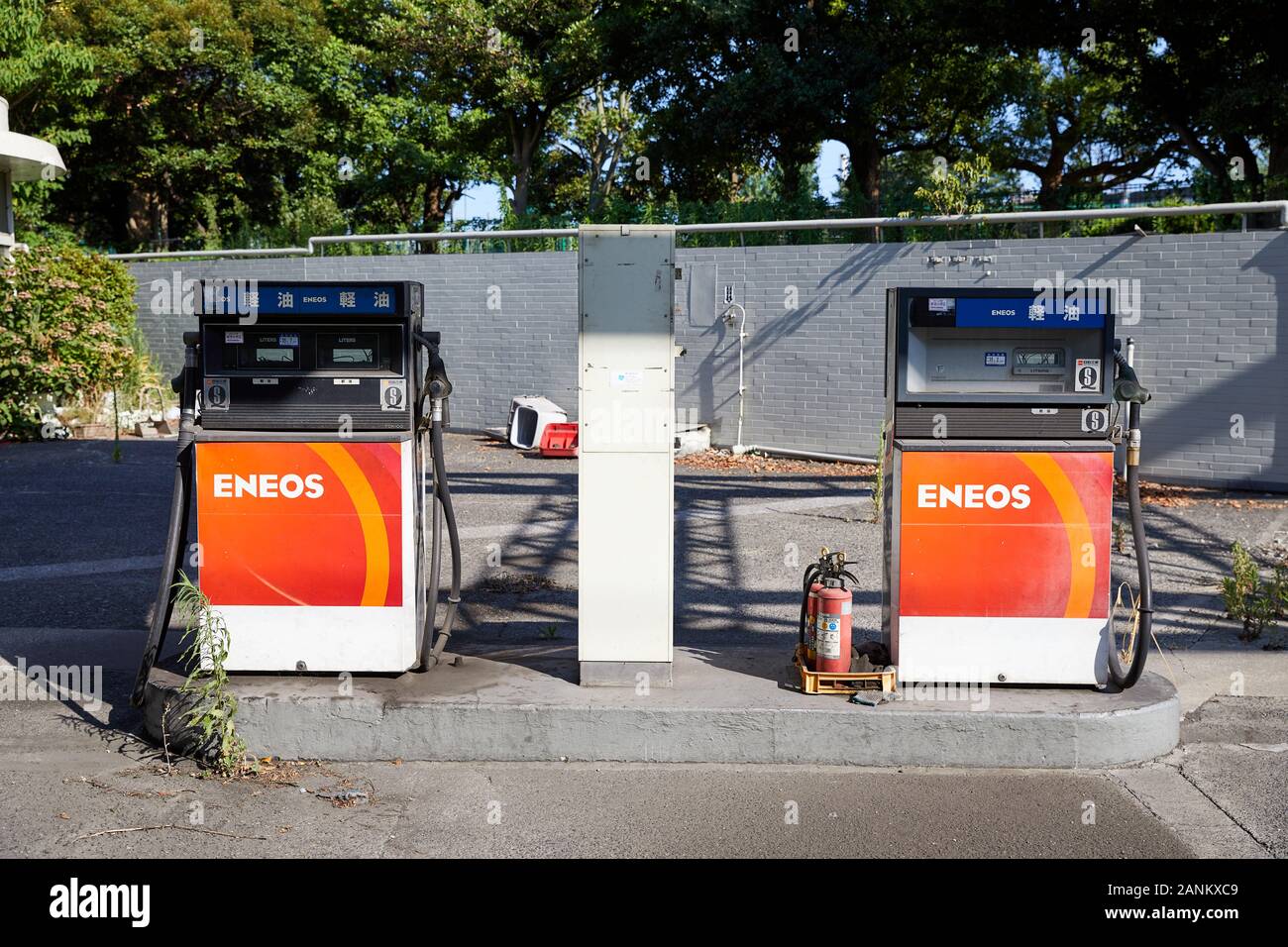 Erogatori di carburante a un vecchio Eneos stazione di riempimento, Giappone Foto Stock