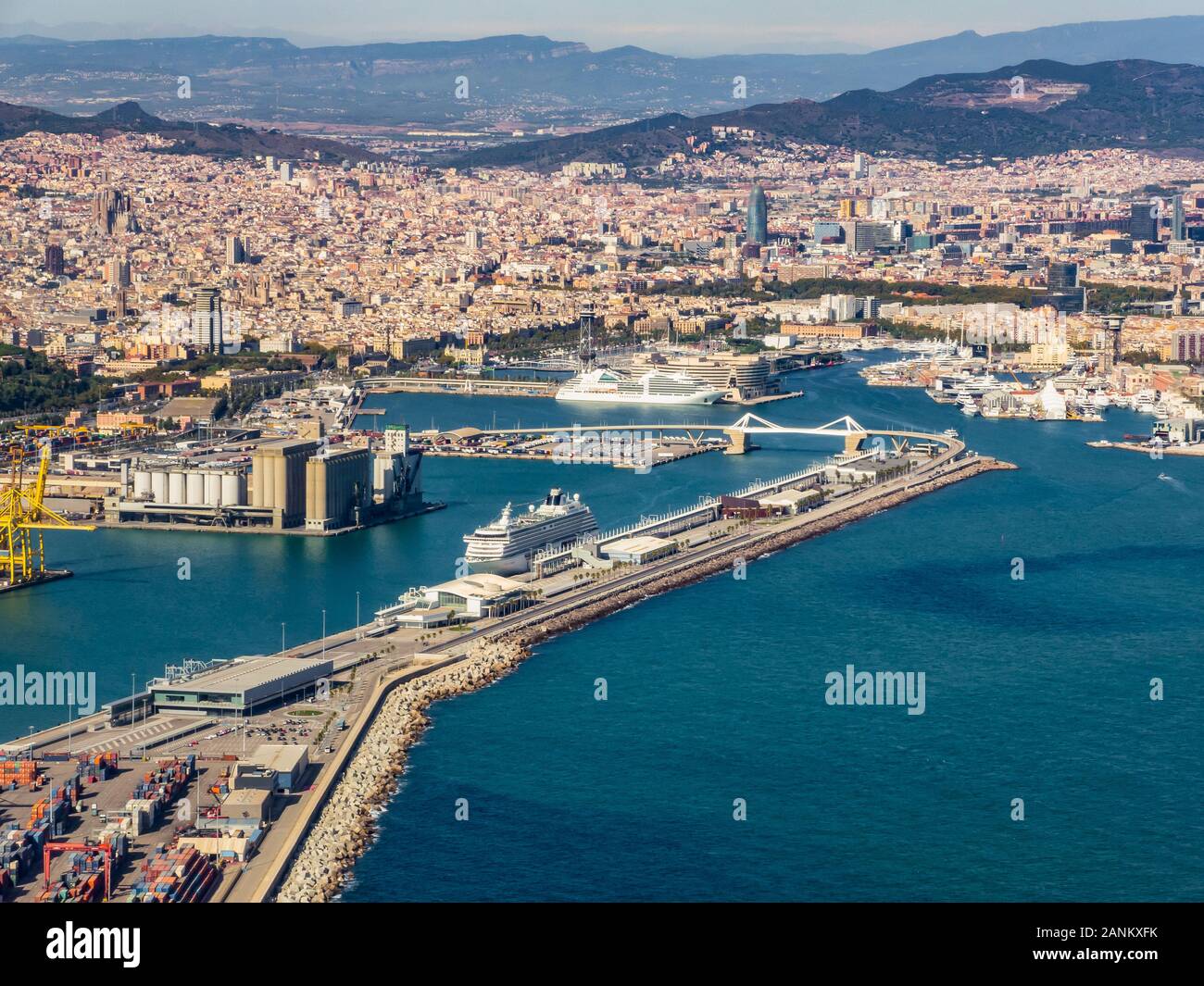 Birds Eye vista del porto di Barcellona dall'aria Foto Stock