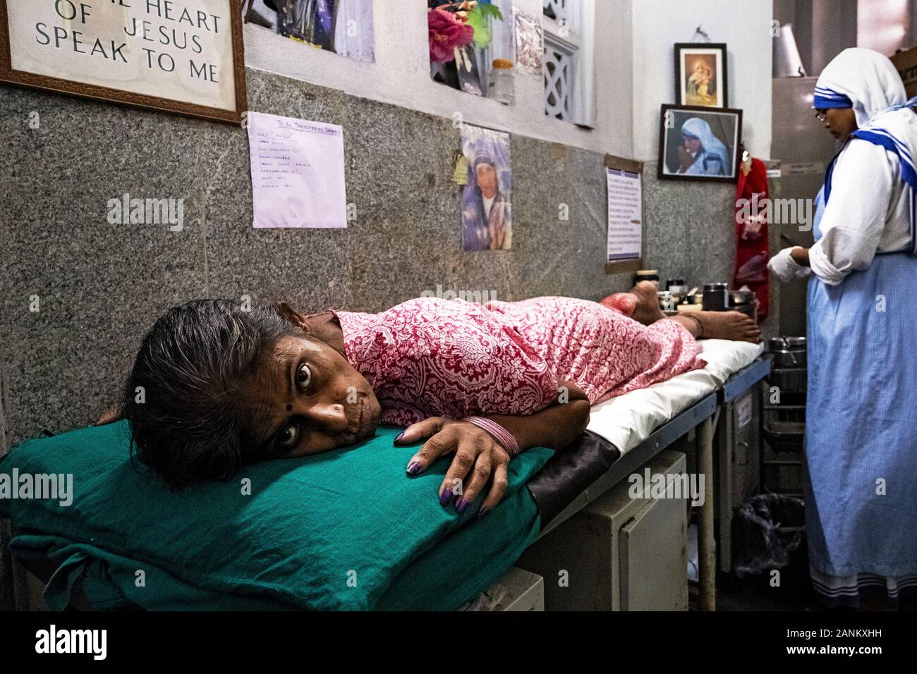 Paziente che viene trattato a casa per i moribondi fondata da Madre Teresa di Calcutta, in India nel rinnovato home nel 2019 Foto Stock