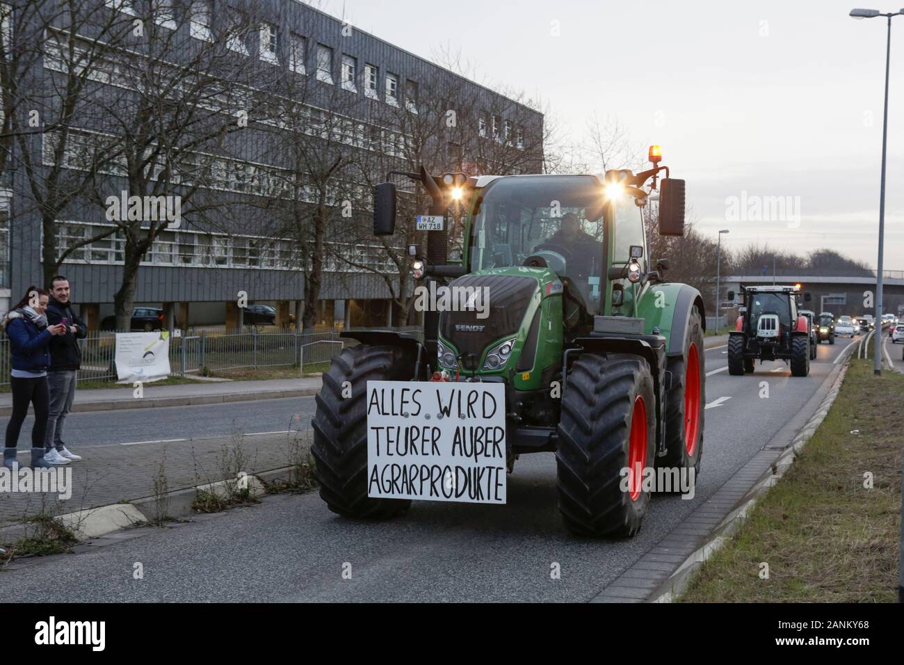 I trattori sono la guida in una catena attraverso la Hesse renana. Un poster che recita "tutto ma i prodotti agricoli diventa più costoso" si blocca sulla parte anteriore di un trattore. Oltre 800 agricoltori con il loro trattore hanno protestato fuori del ZDF stazione TV in Mainz contro i mezzi di comunicazione della politica agricola. In seguito essi tentano di creare il mondo mobile più lunga catena del trattore mediante la guida dalla stazione TV attraverso Rhenish Hesse, per protestare contro le nuove norme di fertilizzanti. (Foto di Michael Debets/Pacific Stampa) Foto Stock