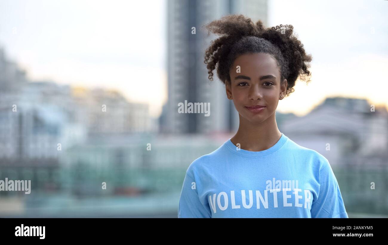 Femmina nero cercando volontari fotocamera, carità internazionale foundation, supporto Foto Stock
