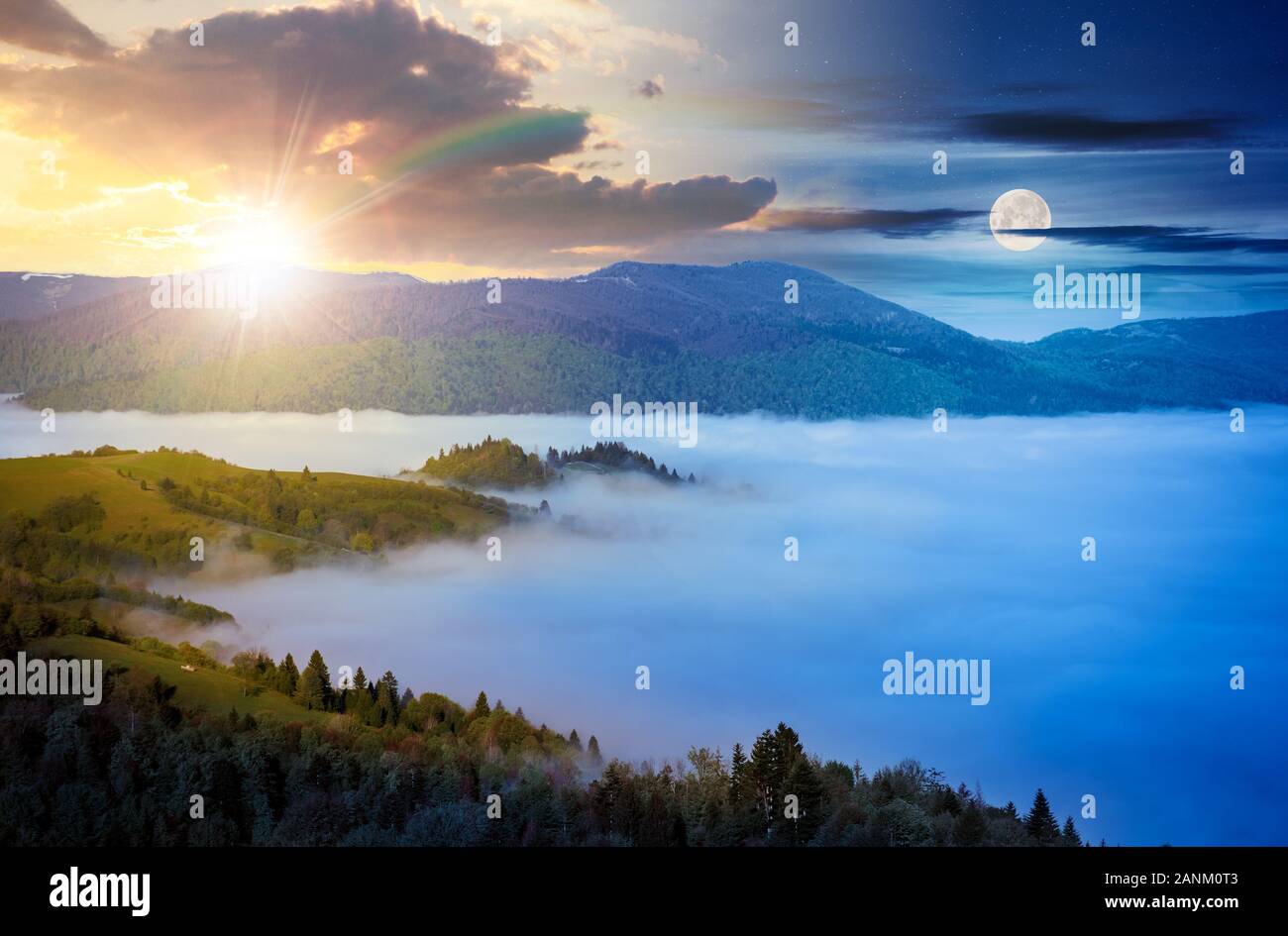 Tempo cambiare idea con il sole e la luna al di sopra di campagna montuosa. valle piena di nebbia in salita. verde fogliame sugli alberi. bellissimo paesaggio naturale in sp Foto Stock