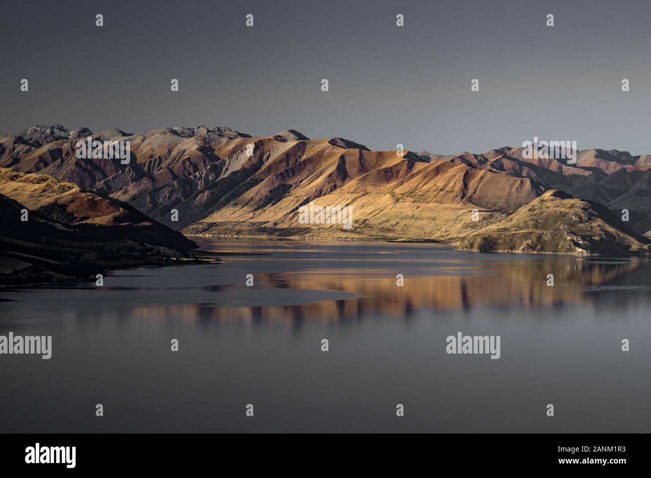Vista sul lago Wanaka e sulle montagne circostanti dal istmo picco nella regione di Otago, Nuova Zelanda, Isola del Sud Foto Stock