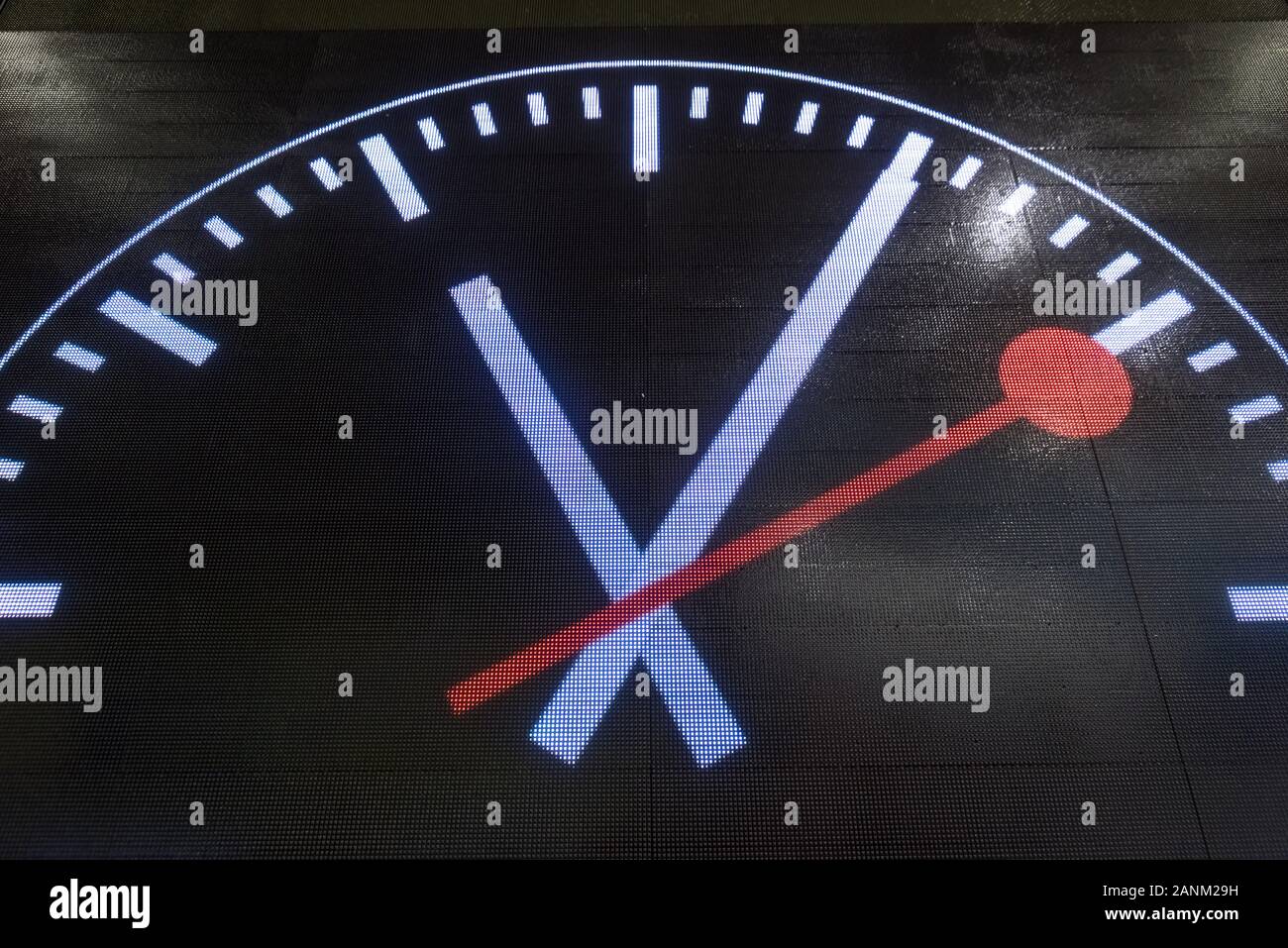 Analoge Uhr, dargestellt digitale Foto Stock