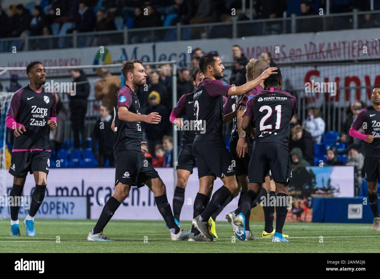 17 januari 2020 Zwolle, Paesi Bassi Soccer PEC Zwolle v FC Utrecht Eredivisie Calcio 2019-2020 L-R spelers fc utrecht vieren de 2-3 Foto Stock