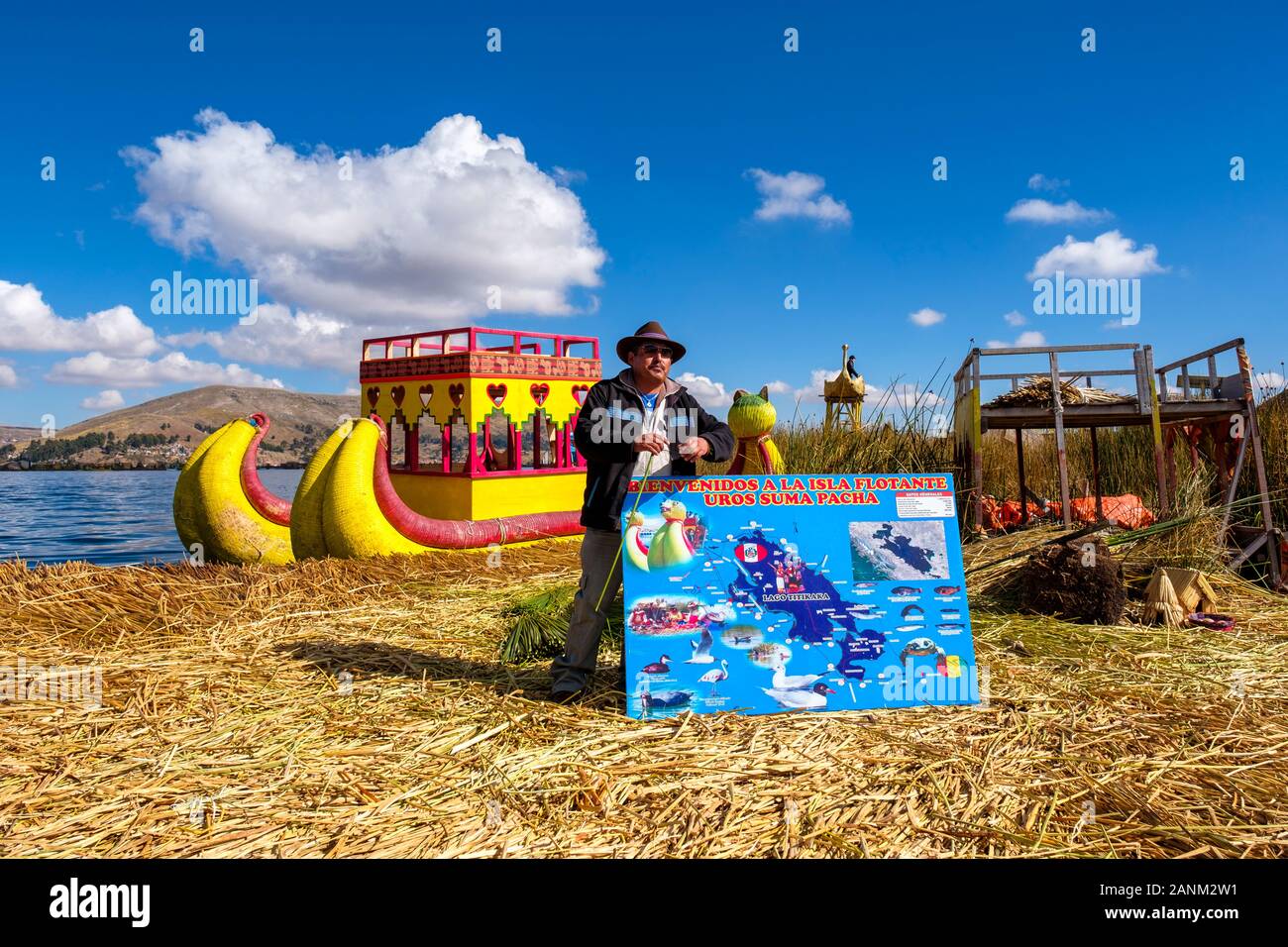 Tour guidato, guida turistica peruviana che spiega la costruzione di un'isola galleggiante con canne di totora, le isole galleggianti di Uros, il lago Titicaca, Puno, Perù. Foto Stock
