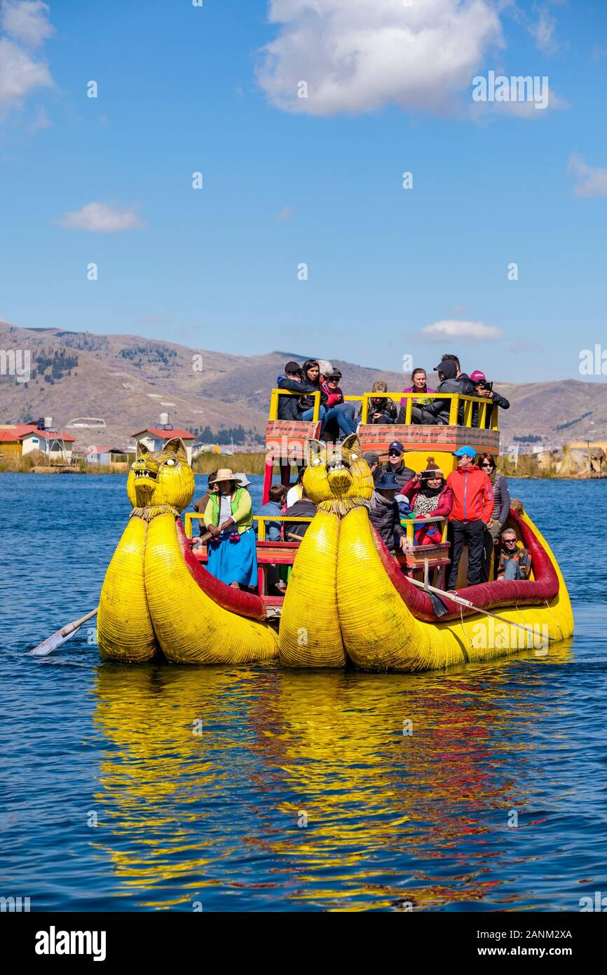 Totora reed boat che trasportano i turisti, Uros isole galleggianti, il lago Titicaca, Puno, Perù Foto Stock