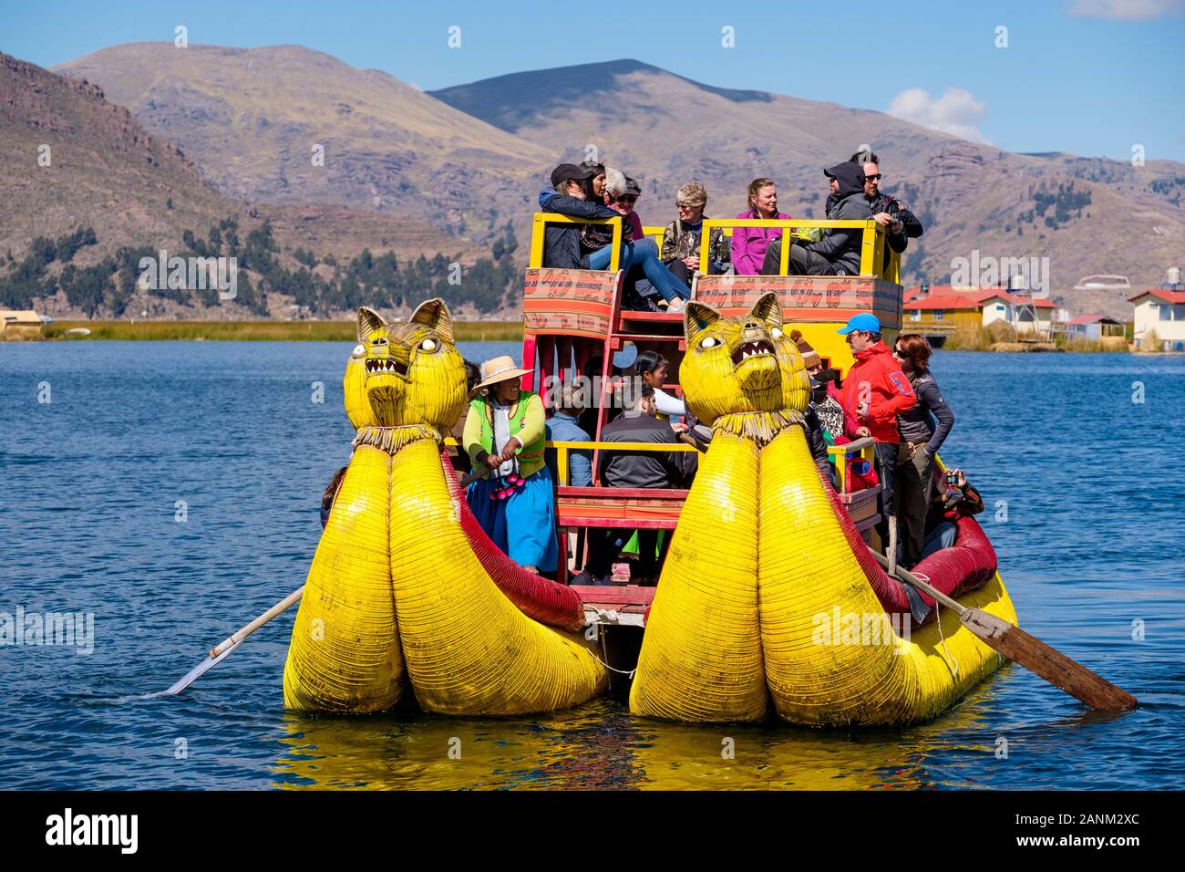 Totora reed boat che trasportano i turisti, Uros isole galleggianti, il lago Titicaca, Puno, Perù Foto Stock