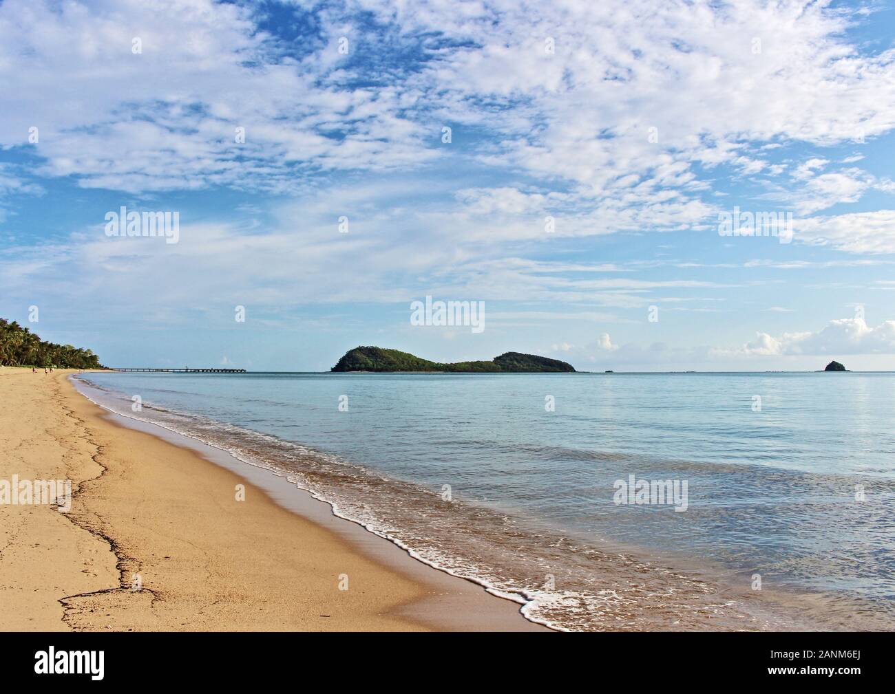 Palm Cove Beach aspetto nord a jetty, Double Island e la Scout Hat su super calma mattina in Tropical North Queensland Foto Stock