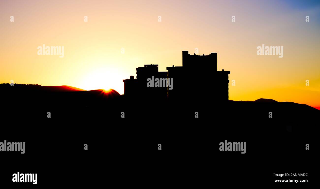 Contorno scuro di due alti edifici residenziali su brigh colorato tramonto Cielo. Foto Stock
