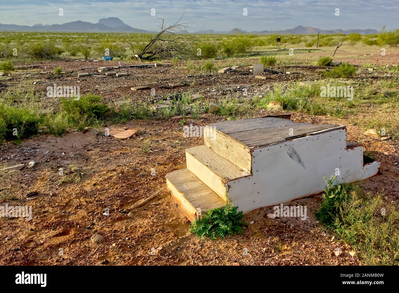 Un set di spettrale del portico passi è tutto ciò che rimane di una fermata del treno in a sudovest Arizona noto come falesia. Foto Stock