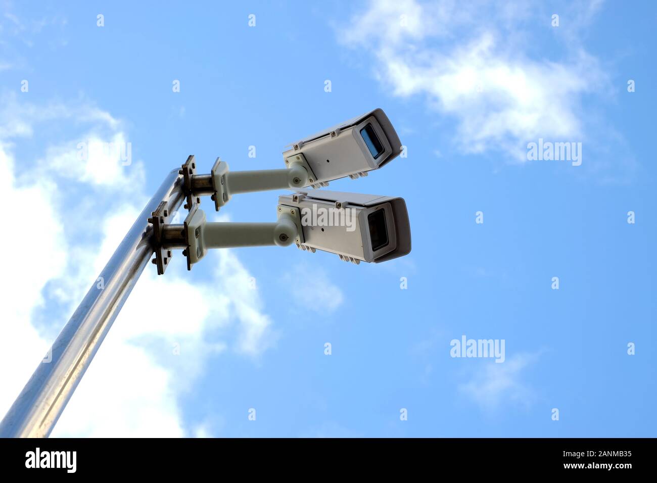 Le telecamere di sorveglianza visto da sotto con lo sfondo del cielo. Foto Stock