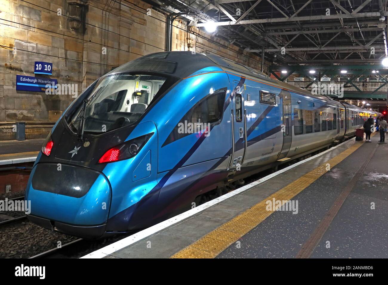 397003 British Rail Class 397 Civity UEM da CAF, in TPE,TransPennine Express livrea, di notte,stazione di Edinburgh Waverley, Scotland Regno Unito Foto Stock