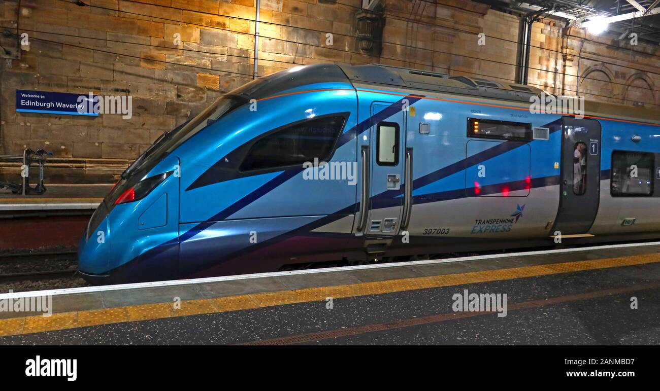 397003 British Rail Class 397 Civity UEM da CAF, in TPE,TransPennine Express livrea, di notte,stazione di Edinburgh Waverley, Scotland Regno Unito Foto Stock