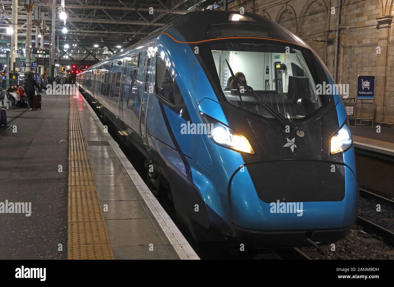 397003 British Rail Class 397 Civity UEM da CAF, in TPE,TransPennine Express livrea, di notte,stazione di Edinburgh Waverley, Scotland Regno Unito Foto Stock