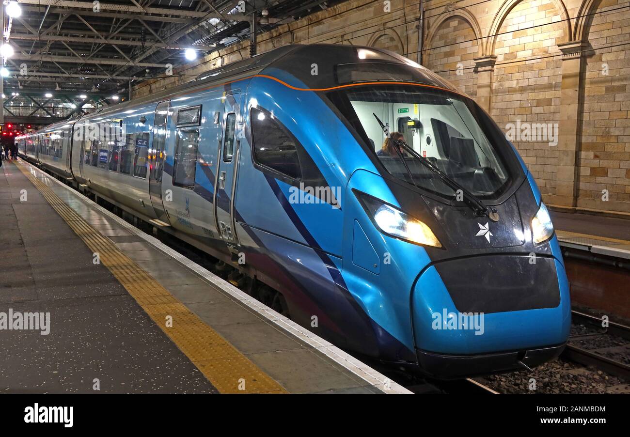 397003 British Rail Class 397 Civity UEM da CAF, in TPE,TransPennine Express livrea, di notte,stazione di Edinburgh Waverley, Scotland Regno Unito Foto Stock
