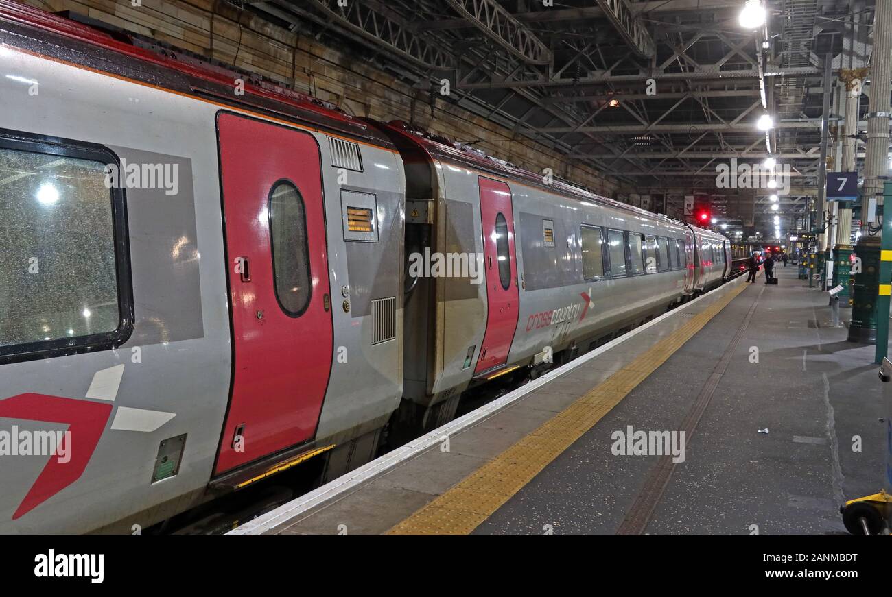 Franchising CrossCountry treno alla piattaforma alla stazione di Edinburgh Waverley di notte, Scotland, Regno Unito - Classe 220 Voyager Foto Stock