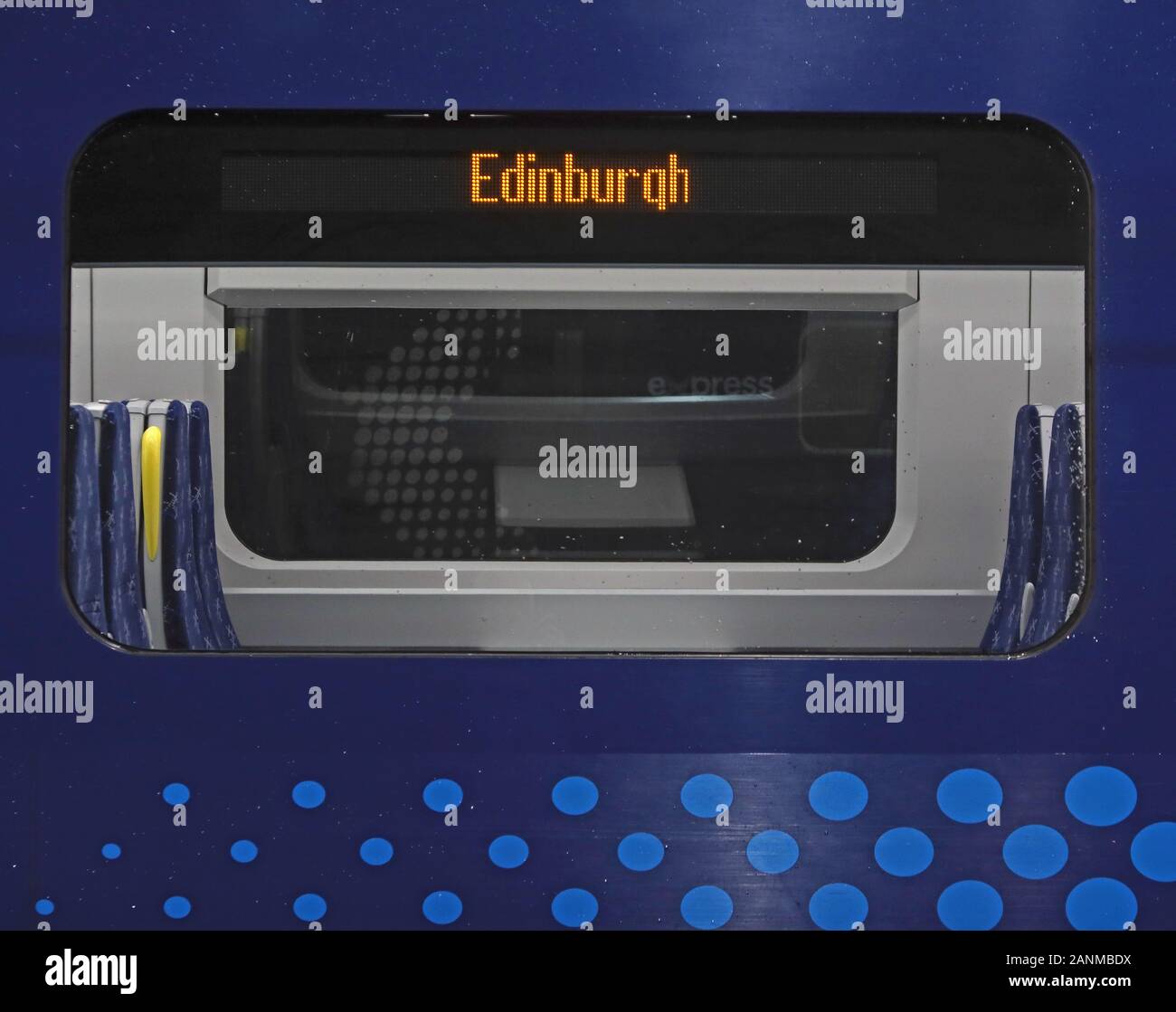 Edimburgo - Abellio Scotrail treno alla stazione di Edinburgh Waverley, Scozia di notte, Regno Unito - Scotrail Franchise di chiudere tramite la clausola di interruzione nel 2022 Foto Stock