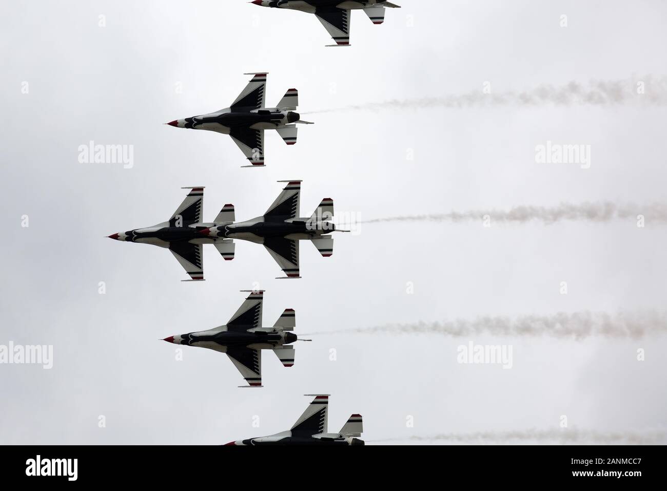 Il team aeronautico Thunderbirds dell'aeronautica statunitense si esibisce in una fiera a Fort Wayne, Indiana, USA. Foto Stock