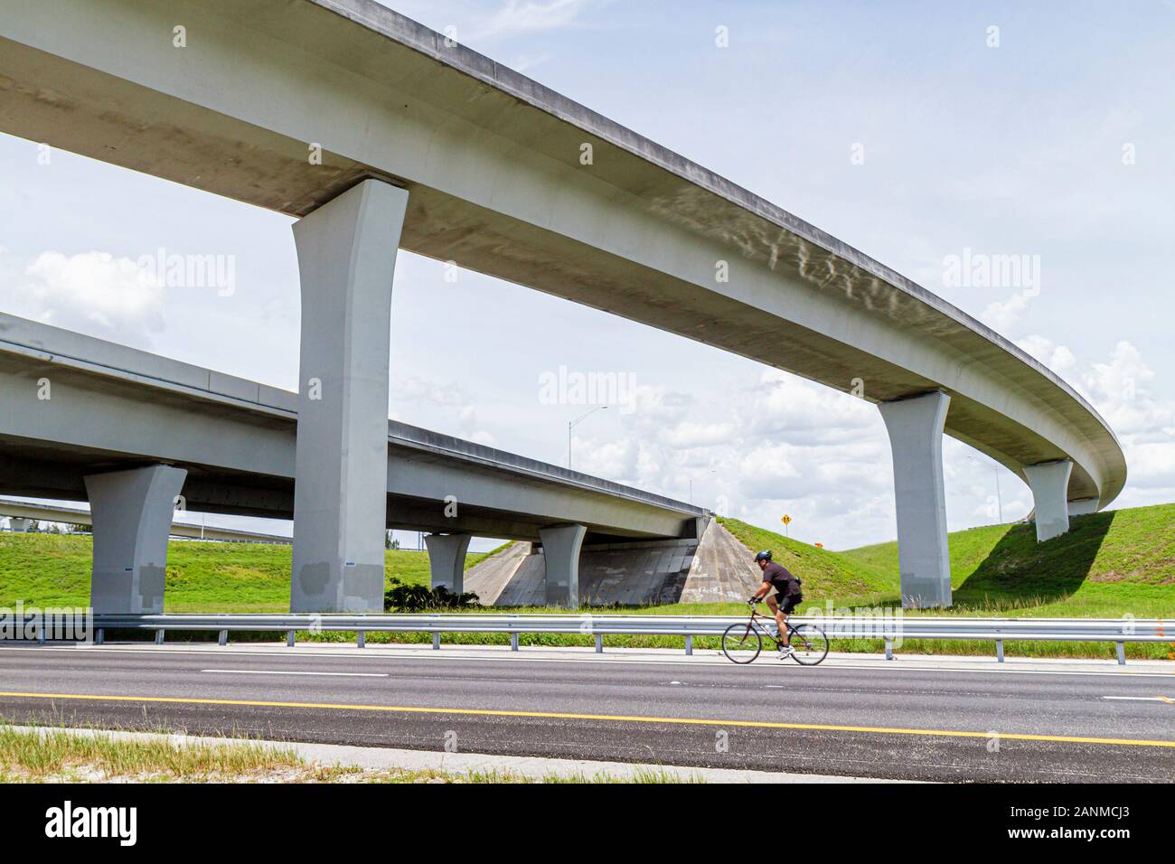 Fort ft. Lauderdale Florida,Sunrise,Interstate 75,i 75,autostrada sopraelevata,trespolo in cemento,span,bicicletta ciclisti bicicletta bicicletta bicicletta bicicletta, corsa in bicicletta Foto Stock