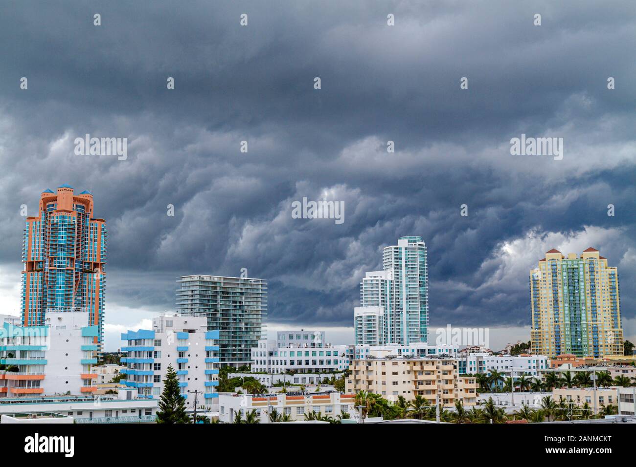 Miami Beach Florida, South Pointe SoFi, Point, tempesta, nuvole scure, tempo, grattacieli grattacieli di alto livello edificio edifici condomini con Foto Stock