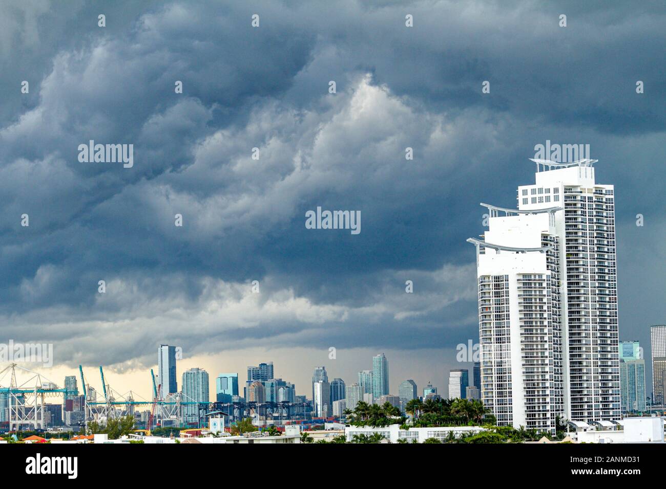 Miami Beach Florida, tempo, tempesta, nuvole scure, grattacielo alto grattacieli costruire edifici condominio residenziale appartamenti alloggio Foto Stock