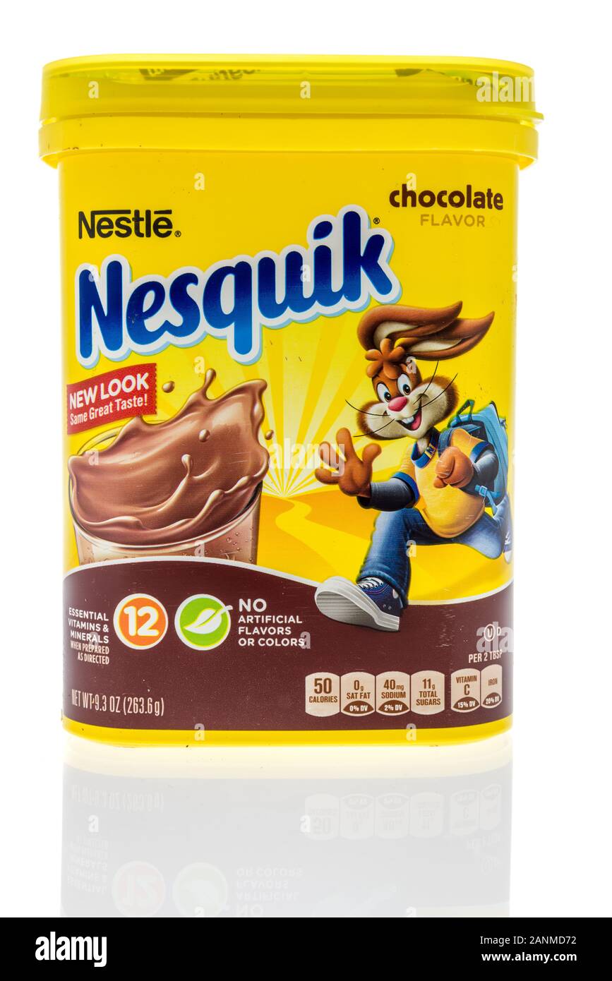 Winneconne, WI - 14 Gennaio 2019 : un pacchetto di Nestlé Nesquik sapore di cioccolato miscela di bevande isolato su un background Foto Stock