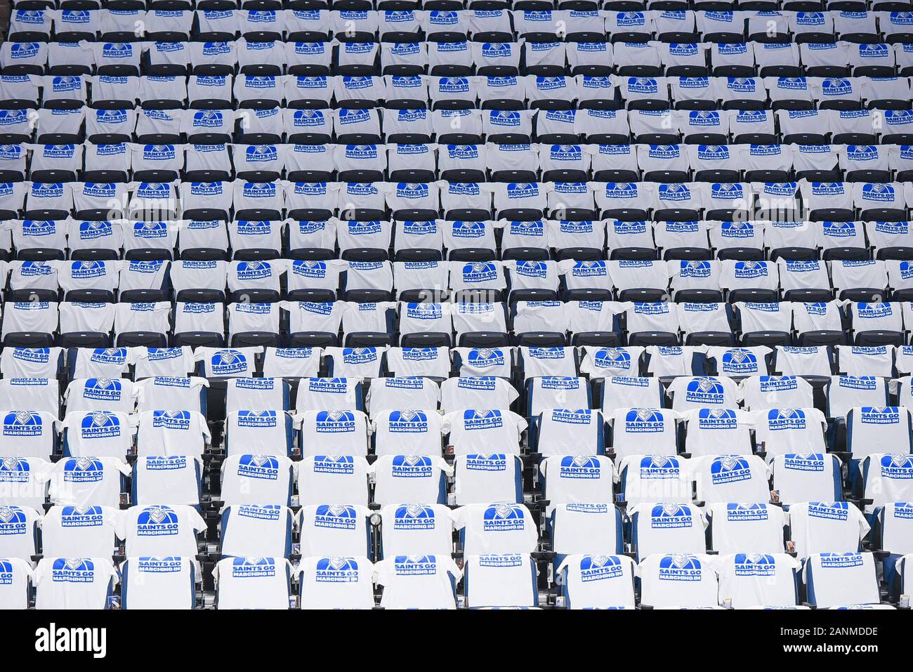 Jan 17, 2020: i sedili sono rivestiti con bianca t-shirt per la Blizzard Billiken prima che il gioco durante un Atlantic 10 sale gioco dove i volantini di Dayton ha visitato il San Luigi Billikens. Tenuto presso Chaifetz Arena di San Louis, MO Richard Ulreich/CSM Foto Stock