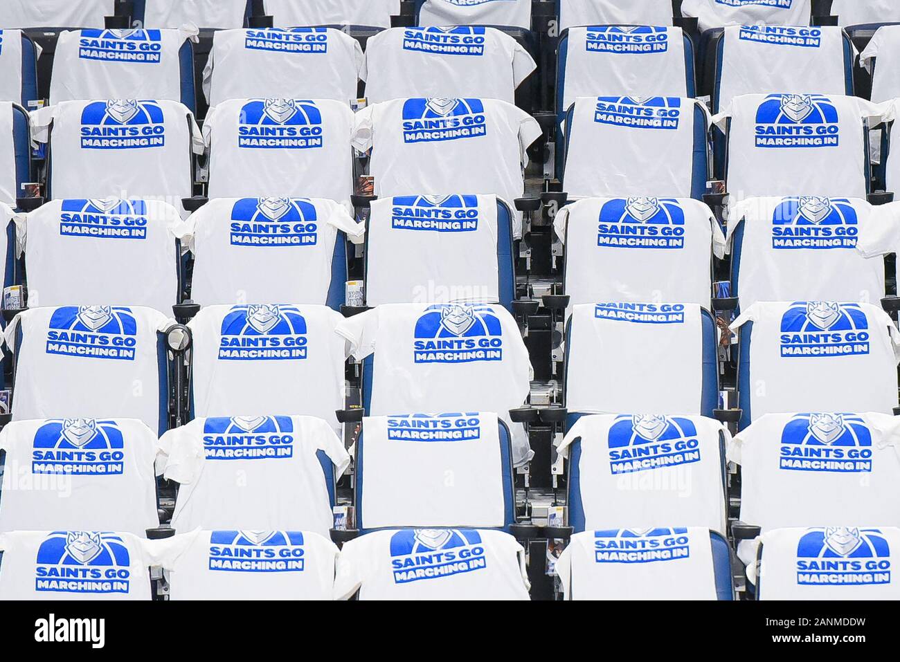 Jan 17, 2020: T-Shirt linea le sedi per i tifosi ad usura per creare un Billiken Blizzard durante un Atlantic 10 sale gioco dove i volantini di Dayton ha visitato il San Luigi Billikens. Tenuto presso Chaifetz Arena di San Louis, MO Richard Ulreich/CSM Foto Stock
