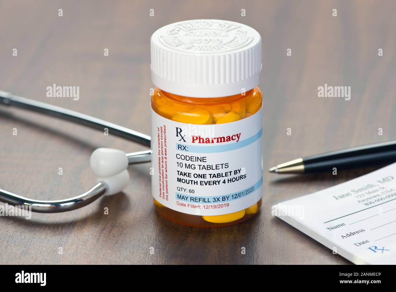 Generico prescrizione codeina bottiglia con uno stetoscopio, pannello di inserimento della prescrizione e penna. Foto Stock