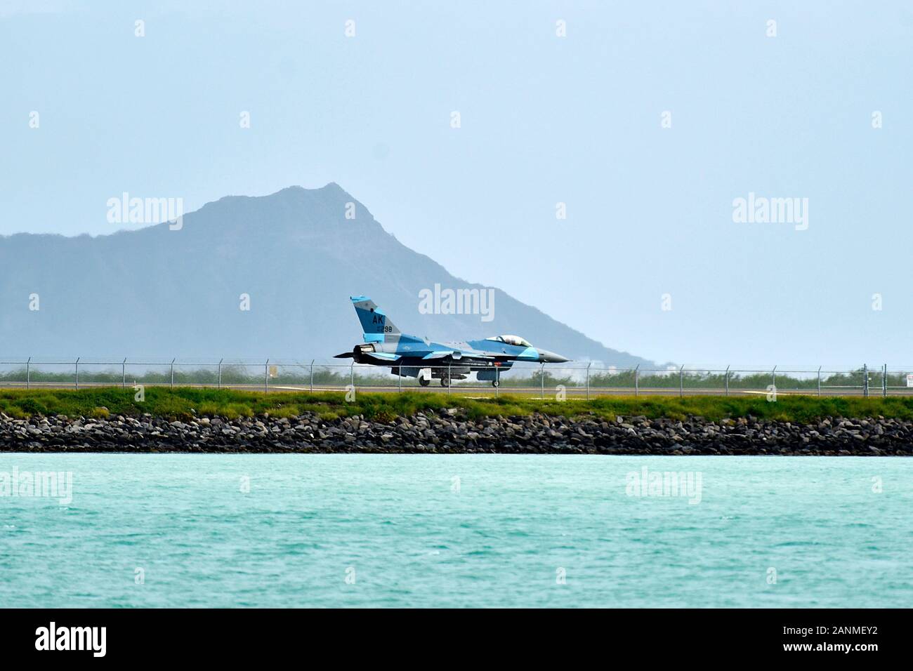 Un F-16 Fighting Falcon assegnato al XVIII Aggressor Squadron taxi giù la pista durante la Sentry Aloha 20-1 a base comune Harbor-Hickam perla, Hawaii, gennaio 15, 2020. Xviii AGRS utilizza mobile training team per treno U.S. Air Force, Air National Guard e comune di nazioni partner in diversi ambienti, per includere artico, deserto e luoghi tropicali. (U.S. Air Force foto di Senior Airman Beaux Hebert) Foto Stock