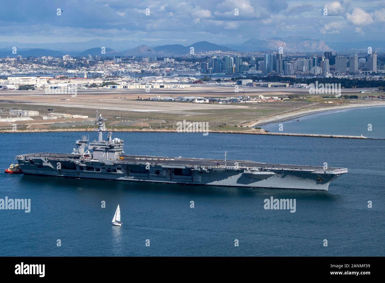 200117-N-NB544-1517 SAN DIEGO (GEN. 17, 2020) La Nimitz-class portaerei USS Theodore Roosevelt (CVN 71), ammiraglia della Theodore Roosevelt Carrier Strike gruppo, si discosta di San Diego per una distribuzione. Theodore Roosevelt Carrier Strike gruppo è su un regolari Indo-pacifico distribuzione per promuovere costanti la pace, la sicurezza e la stabilità in tutto il Pacifico teatro delle operazioni.(STATI UNITI Foto di Marina di Massa lo specialista di comunicazione 2a classe Kyle Carlstrom) Foto Stock