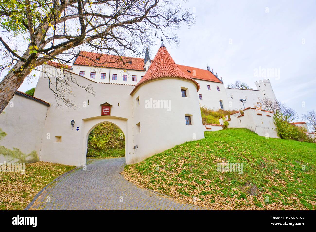 Hohes Schloss Fussen o gotico Alto castello dei Vescovi vista panoramica, Germania. Hohes Schloss si trova su una collina sopra la città vecchia di Fussen in Baviera. Foto Stock