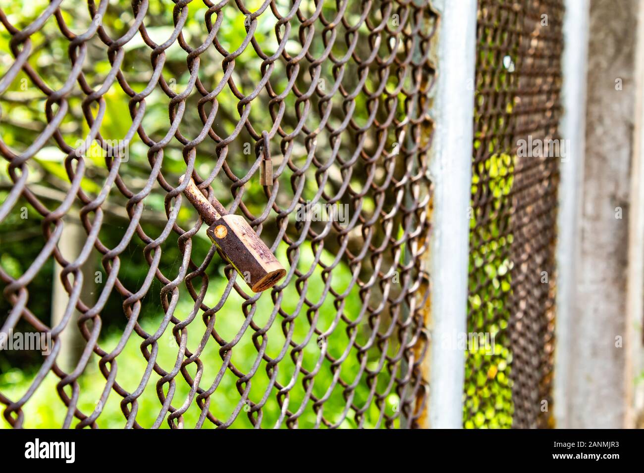 La serratura è sulla recinzione fatta di filo. Foto Stock