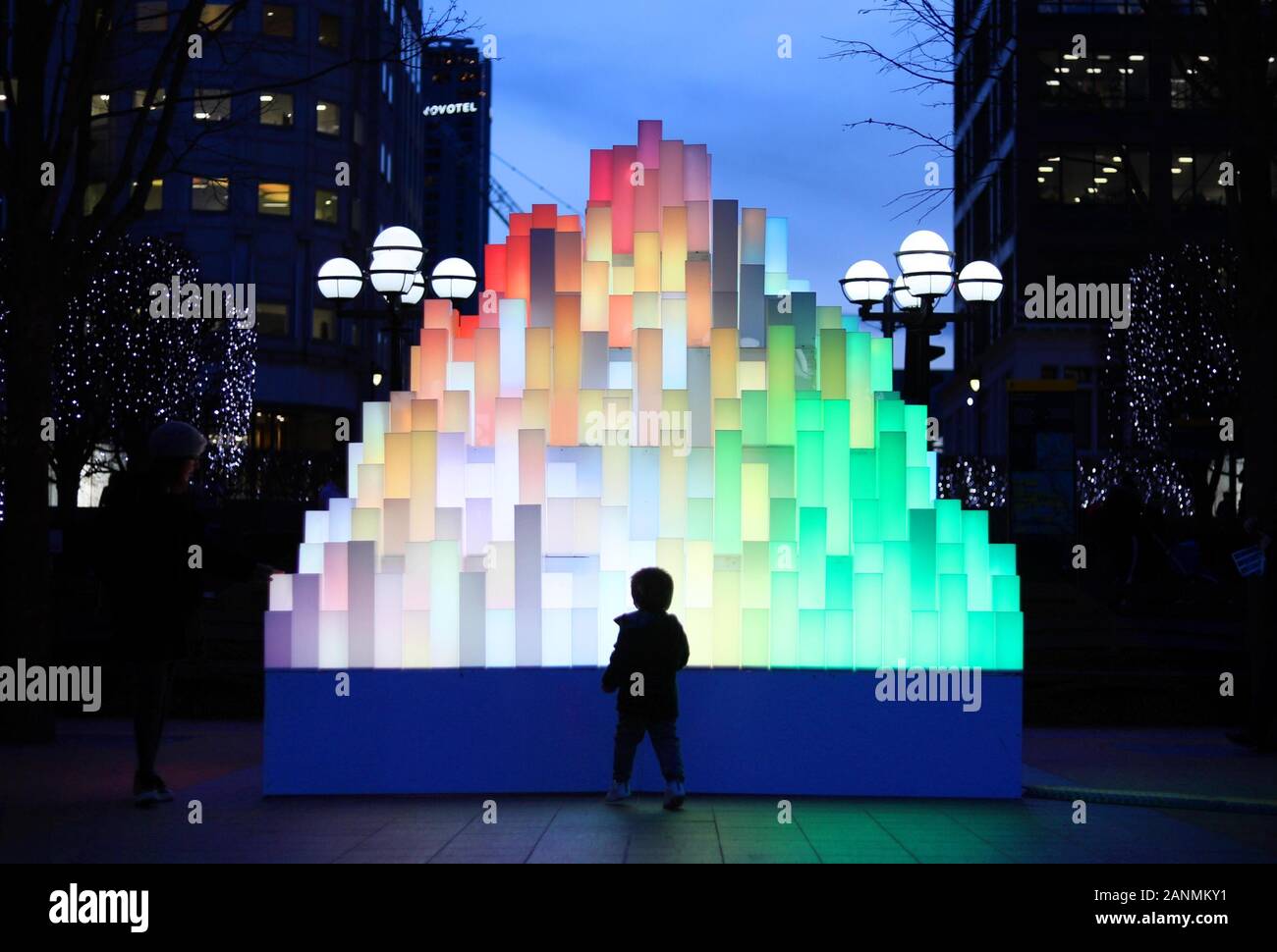 Londra, Gran Bretagna. Xvii gen, 2020. Un ragazzo viste di un impianto di illuminazione intitolato Montagna della Luce da Angus Muir Design durante un inverno spettacolo luci a Canary Wharf a Londra, Gran Bretagna, Gennaio 17, 2020. Credito: Tim Irlanda/Xinhua/Alamy Live News Foto Stock