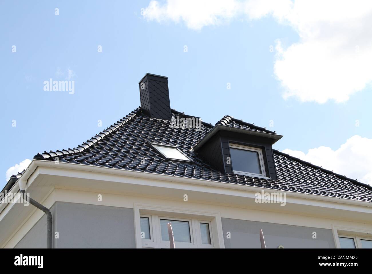 una finestra dormer su un tetto appena coperto Foto Stock