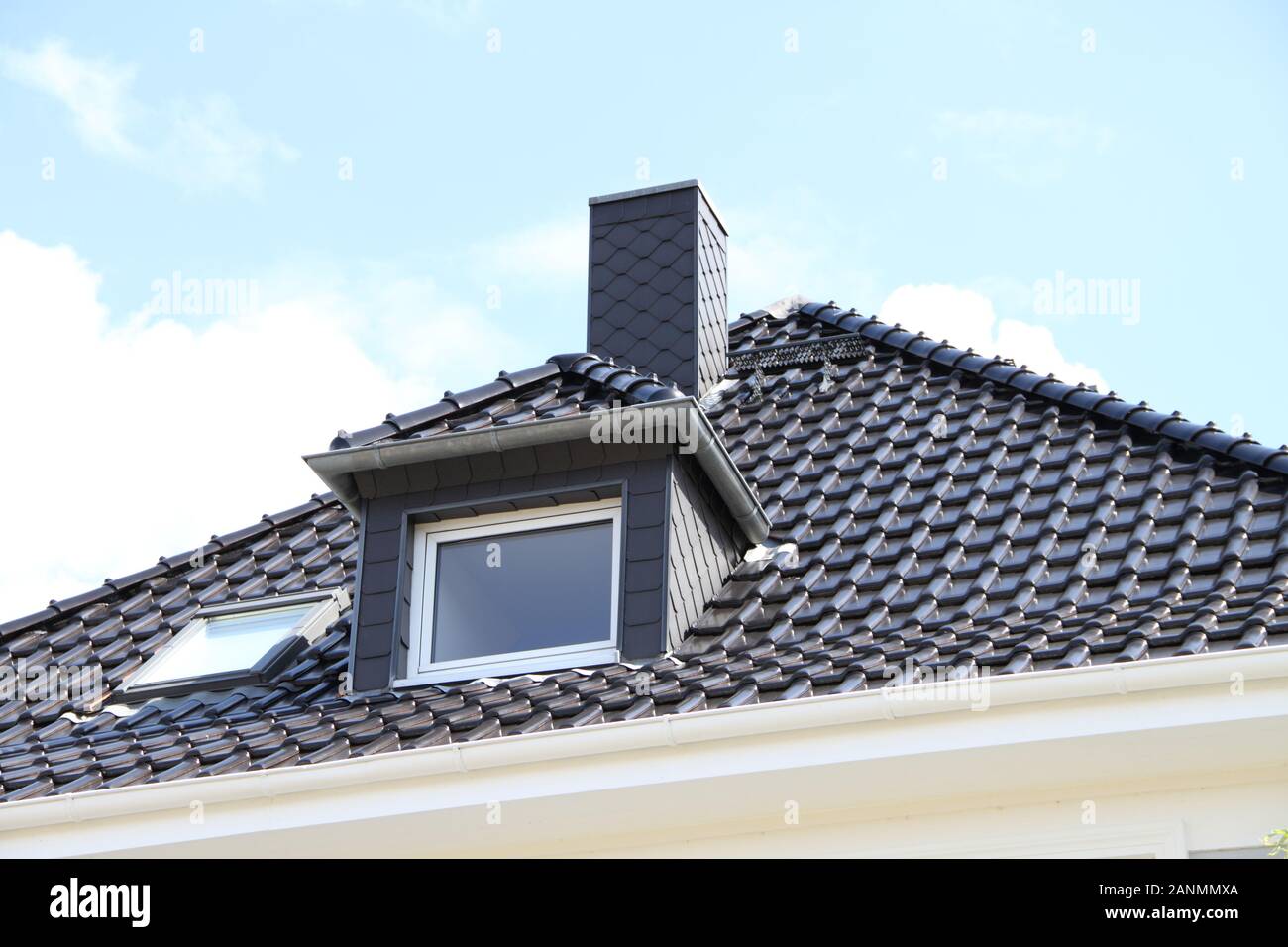 una finestra dormer su un tetto appena coperto Foto Stock