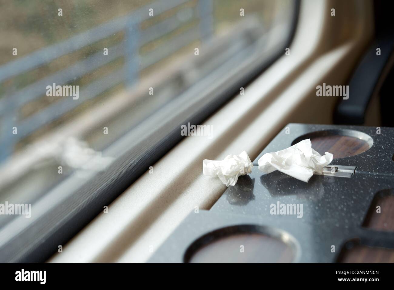 Carta sgualcita di tovaglioli giacente su di una tabella dalla finestra in treno Foto Stock