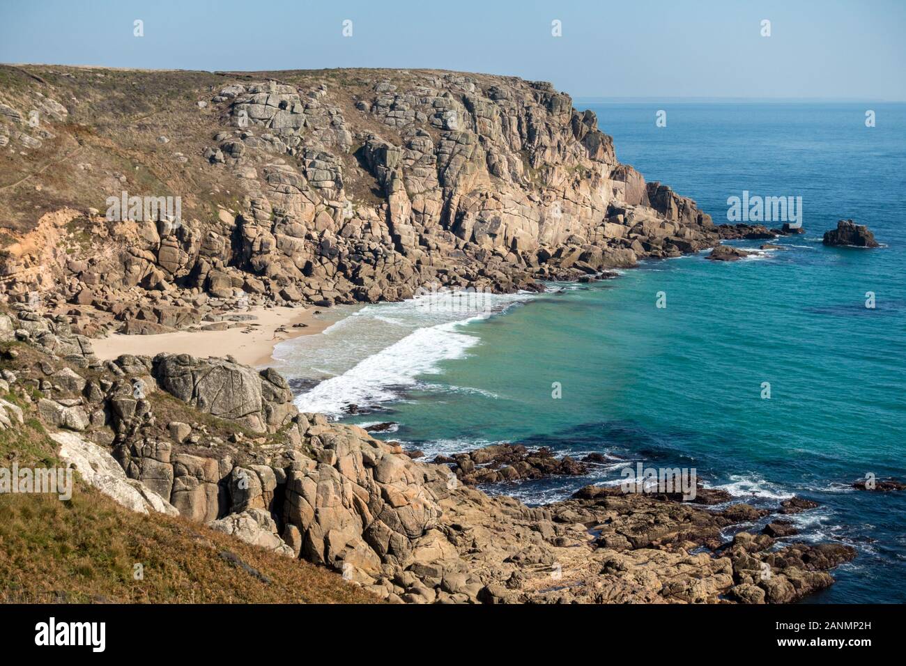 Scogliere marine, costa della Cornovaglia e spiaggia di Porthleven viste dal sentiero costiero in una tarda giornata estiva di settembre con cielo blu, Cornovaglia, Inghilterra, Regno Unito Foto Stock