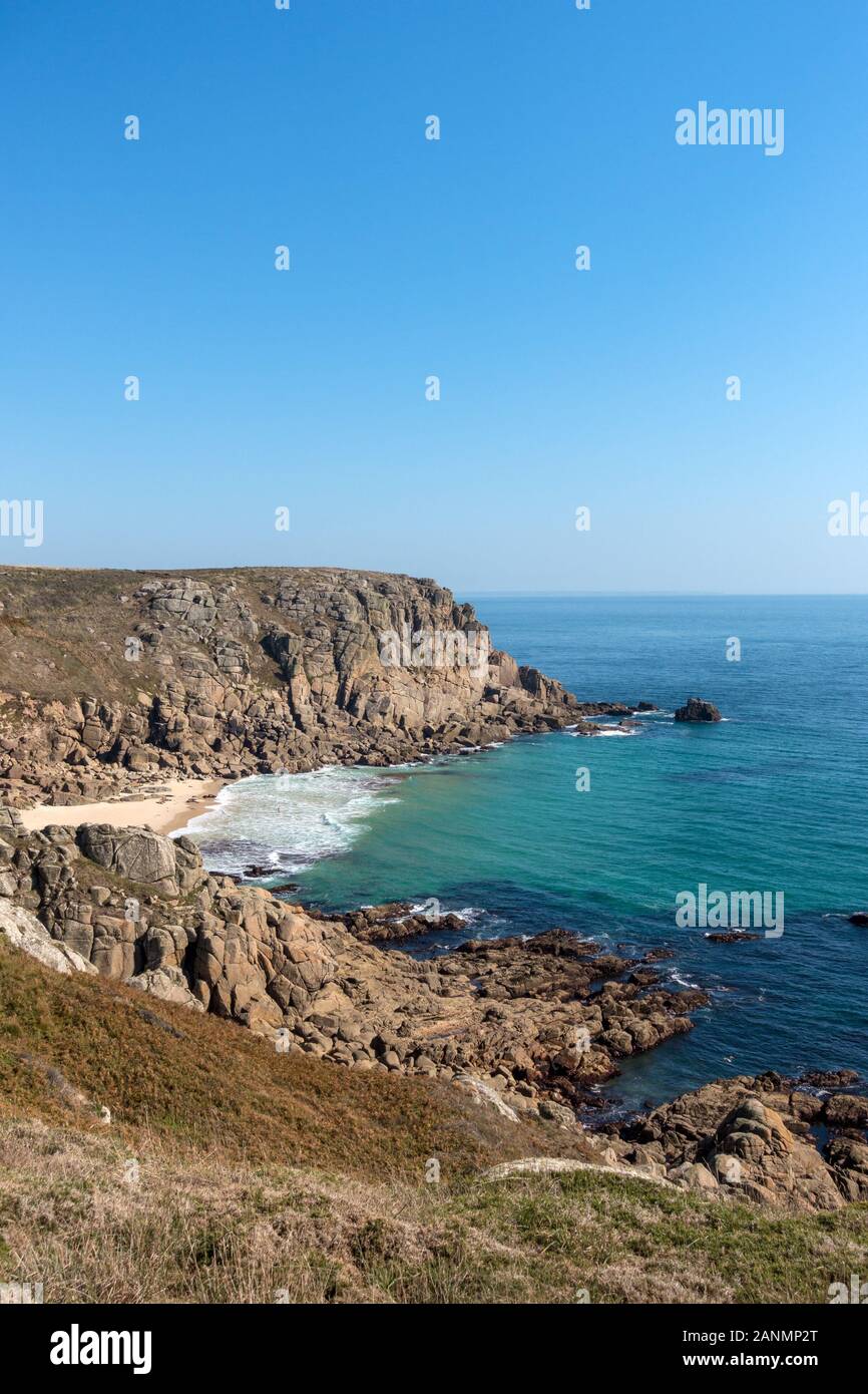 Scogliere marine, costa della Cornovaglia e spiaggia di Porthleven viste dal sentiero costiero in una tarda giornata estiva di settembre con cielo blu, Cornovaglia, Inghilterra, Regno Unito Foto Stock