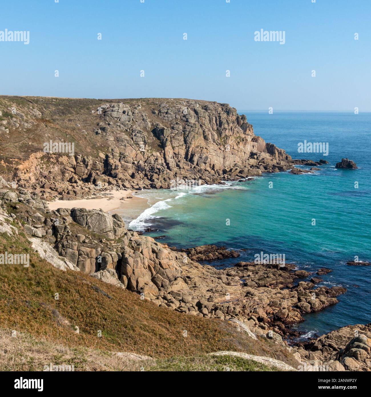 Scogliere marine, costa della Cornovaglia e spiaggia di Porthleven viste dal sentiero costiero in una tarda giornata estiva di settembre con cielo blu, Cornovaglia, Inghilterra, Regno Unito Foto Stock