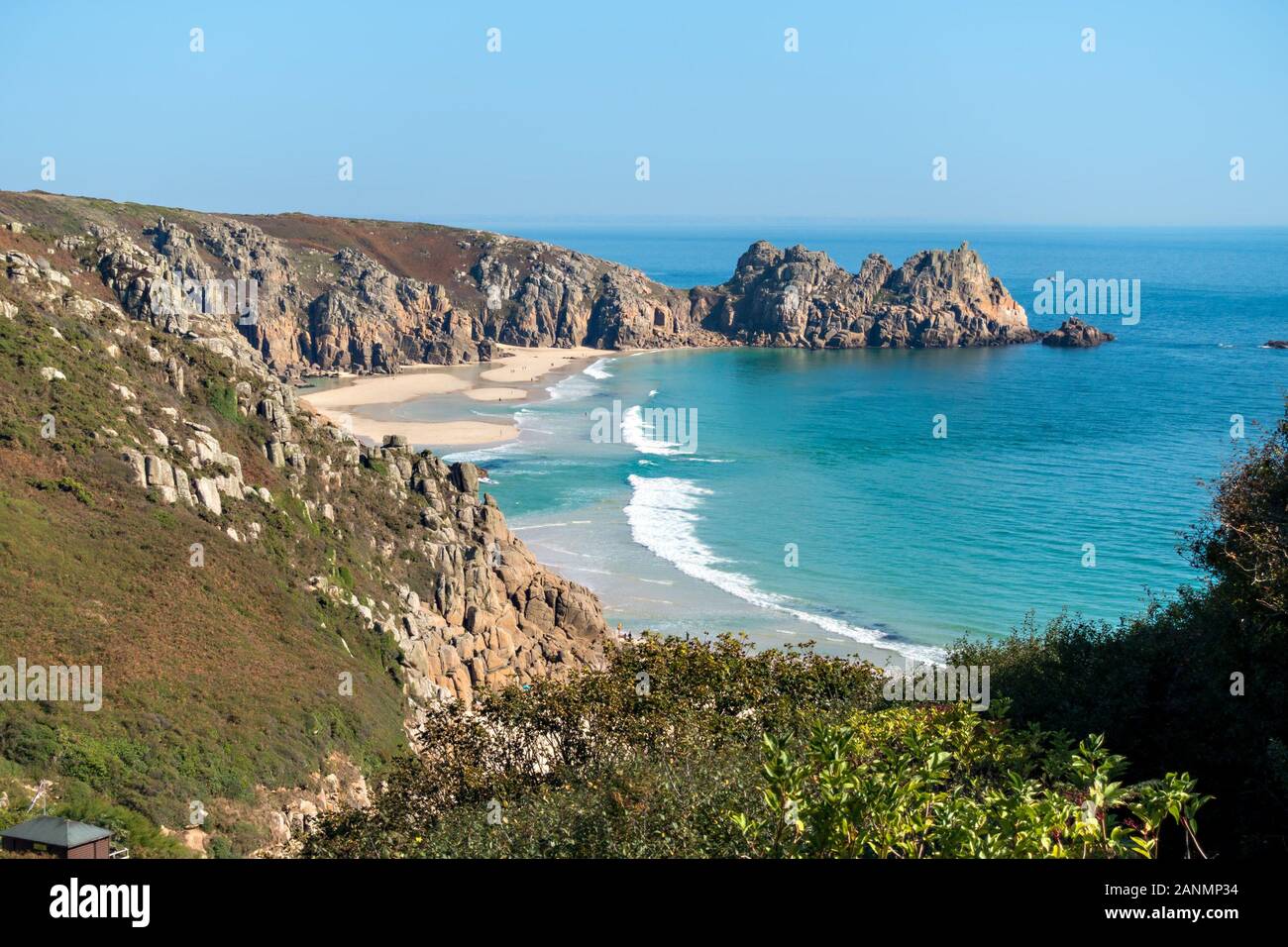 Scogliere, costa della Cornovaglia e spiaggia di Pedn Vounder viste dal sentiero costiero in una tarda giornata estiva di settembre con cielo blu, Cornovaglia, Inghilterra, Regno Unito Foto Stock
