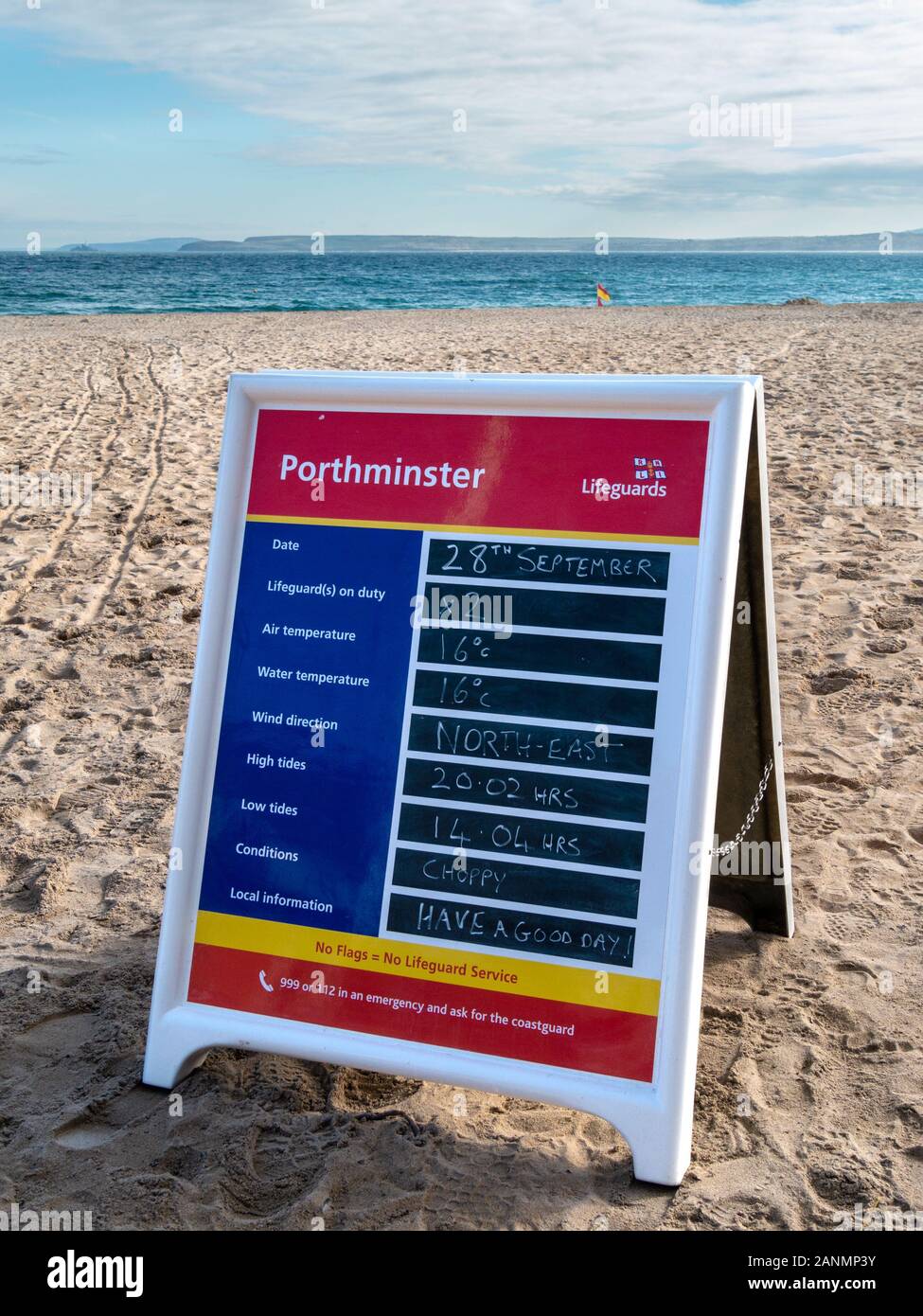 Bagnino di salvataggio informazioni segno sulla sabbiosa spiaggia di Porthminster con mare oltre, St Ives, Cornwall, Regno Unito Foto Stock