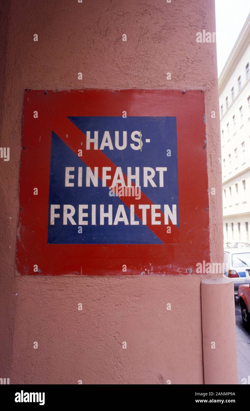 Autoverkehr, Verkehrszeichen; Halteverbot, Einfahrt freihalten - segno di traffico Foto Stock