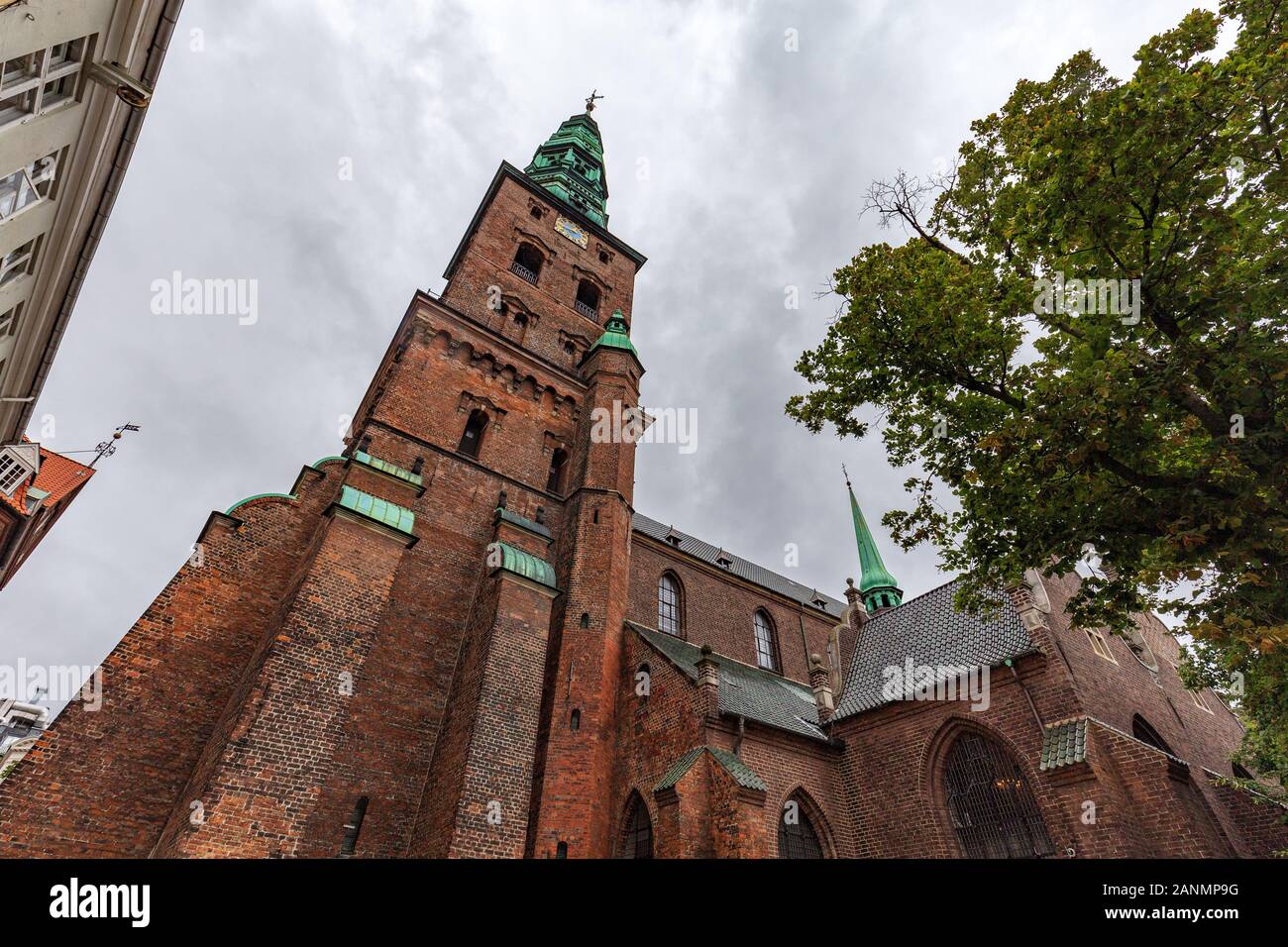 Guardando le ex Nikolaj Chiesa di Copenhagen, Danimarca. Foto Stock