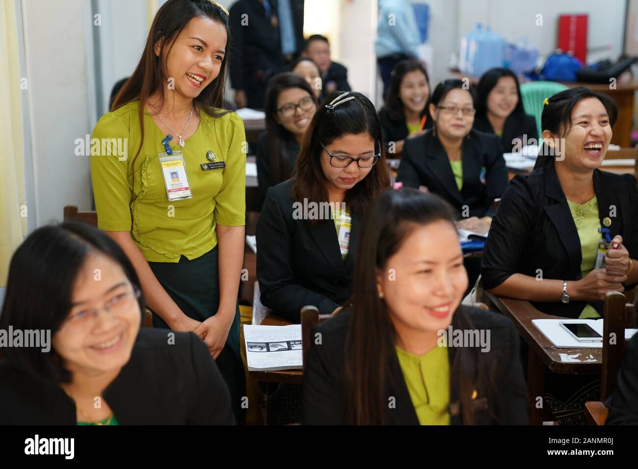 No Gen. Pyi Taw, Myanmar. Xiv gen, 2020. Un funzionario civile provenienti dal Myanmar il ministero del Commercio risponde alle domande in cinese in Nay Gen. Pyi Taw, Myanmar, 14 gennaio 2020. Per andare con 'Funzione: legami più stretti prompt Myanmar funzionari per imparare il cinese' Credit: Wang Shen/Xinhua/Alamy Live News Foto Stock