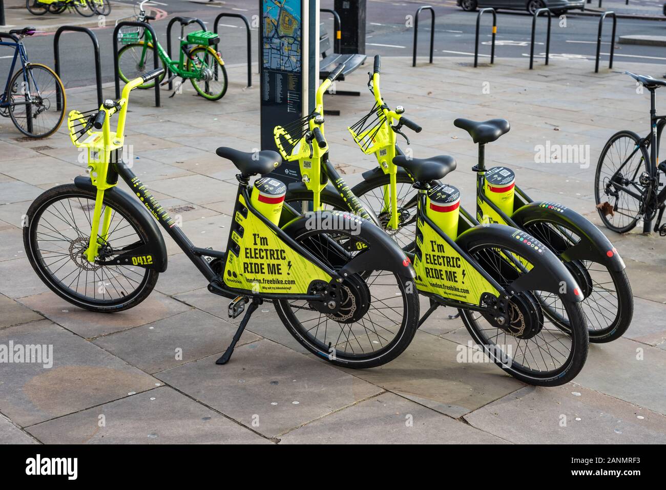 London, Regno Unito - Jan 16, 2020: Dockless electric Noleggio bici su Londra piede percorsi Foto Stock