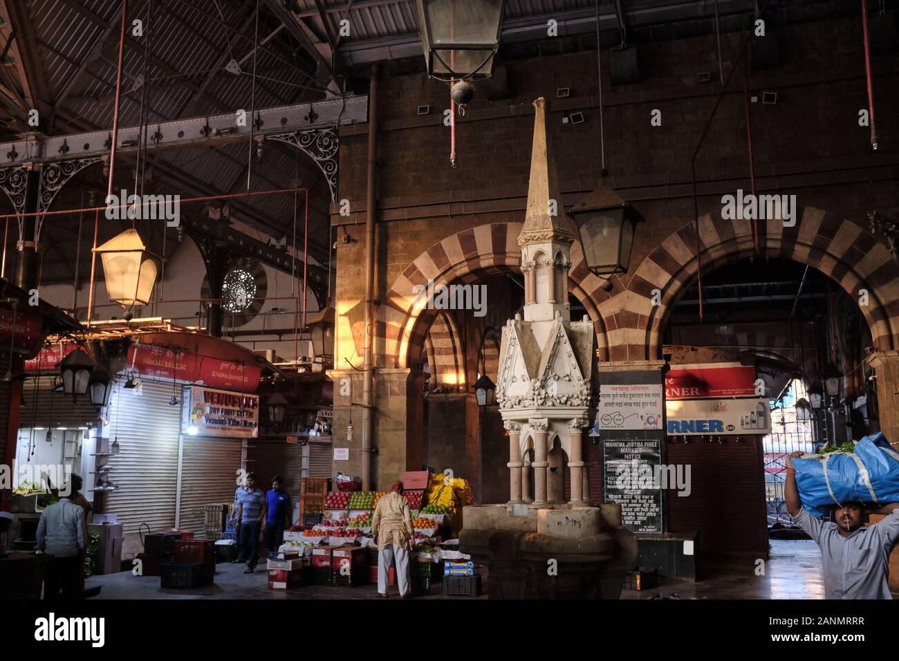 Vista interna del mercato di Crawford o del mercato di Mahatma Jyotiba Phule, un mercato di frutta e verdura di epoca coloniale in Mumbai, India Foto Stock