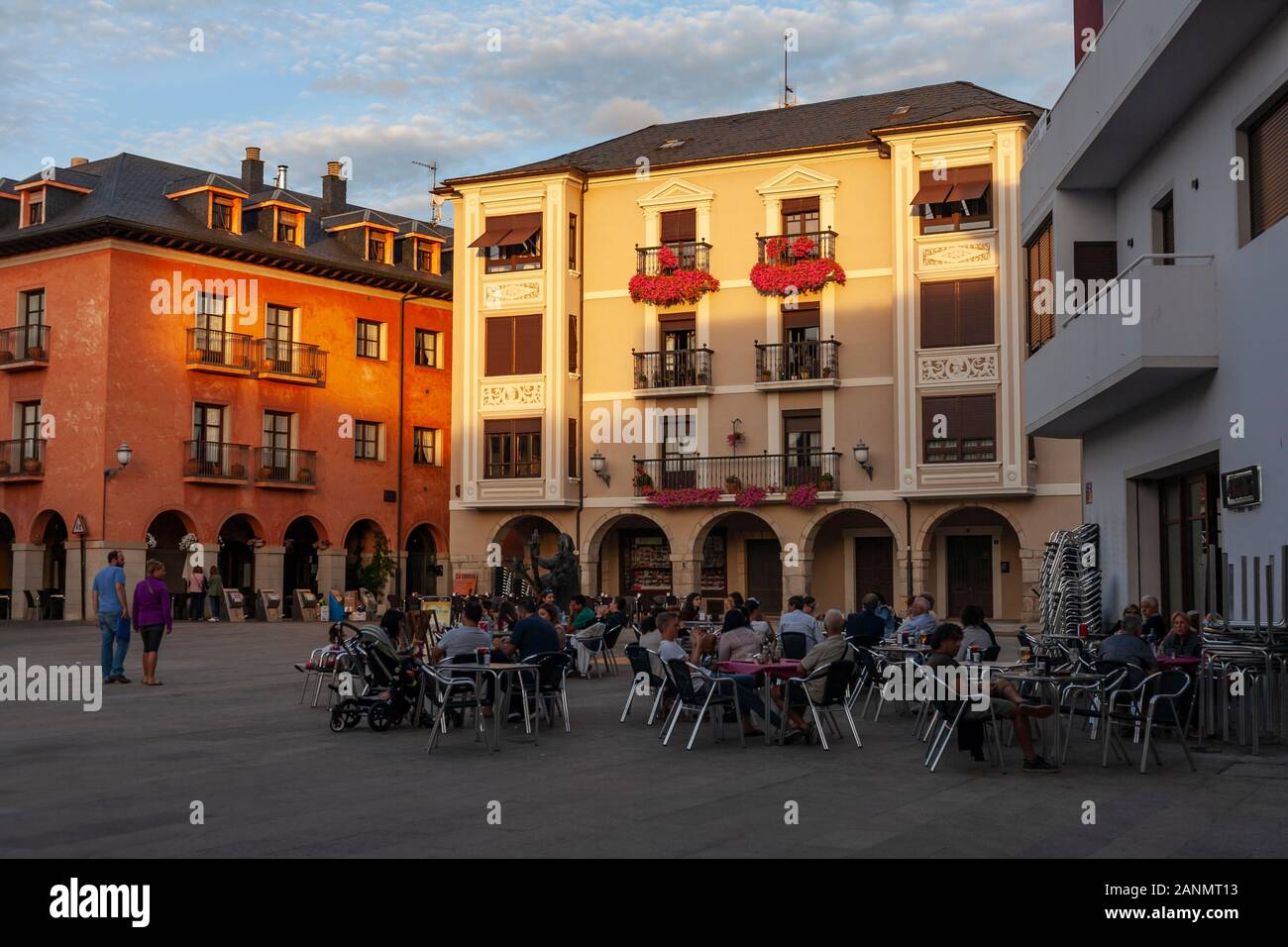 Gli abitanti del luogo si riuniscono per un drink al tramonto nella piazza principale di Ponferrada, Spagna. Questa immagine è stata scattata mentre si cammina a El Camino de Santiago in Spagna. Foto Stock